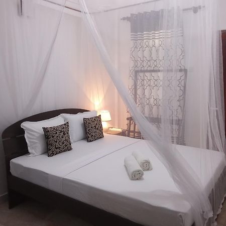 Kavee Transit Hotel Katunayaka Bagian luar foto