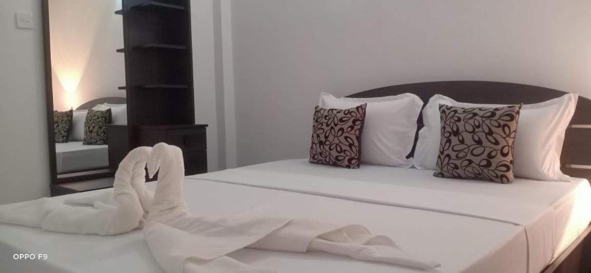 Kavee Transit Hotel Katunayaka Bagian luar foto
