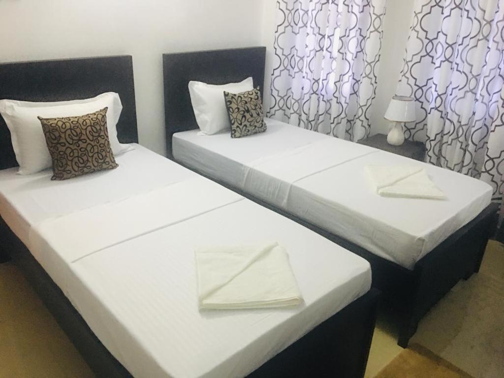 Kavee Transit Hotel Katunayaka Bagian luar foto
