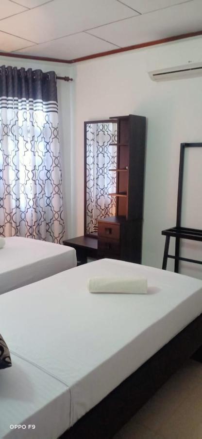 Kavee Transit Hotel Katunayaka Bagian luar foto
