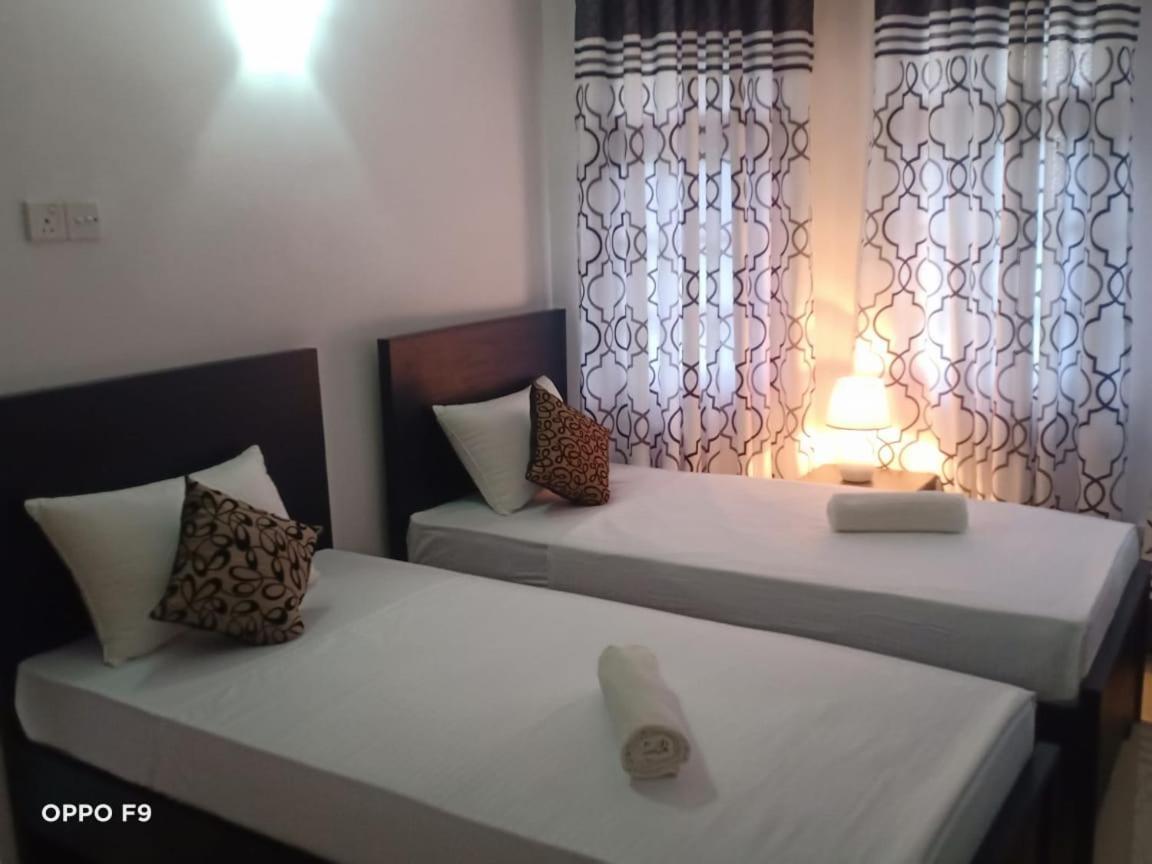 Kavee Transit Hotel Katunayaka Bagian luar foto