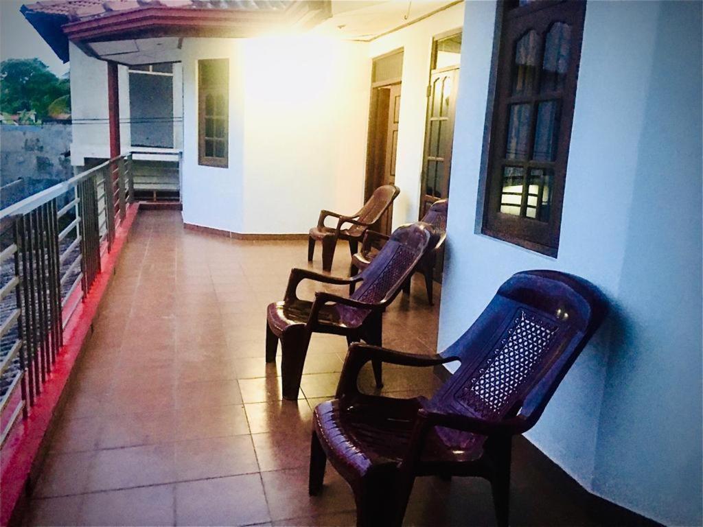 Kavee Transit Hotel Katunayaka Bagian luar foto