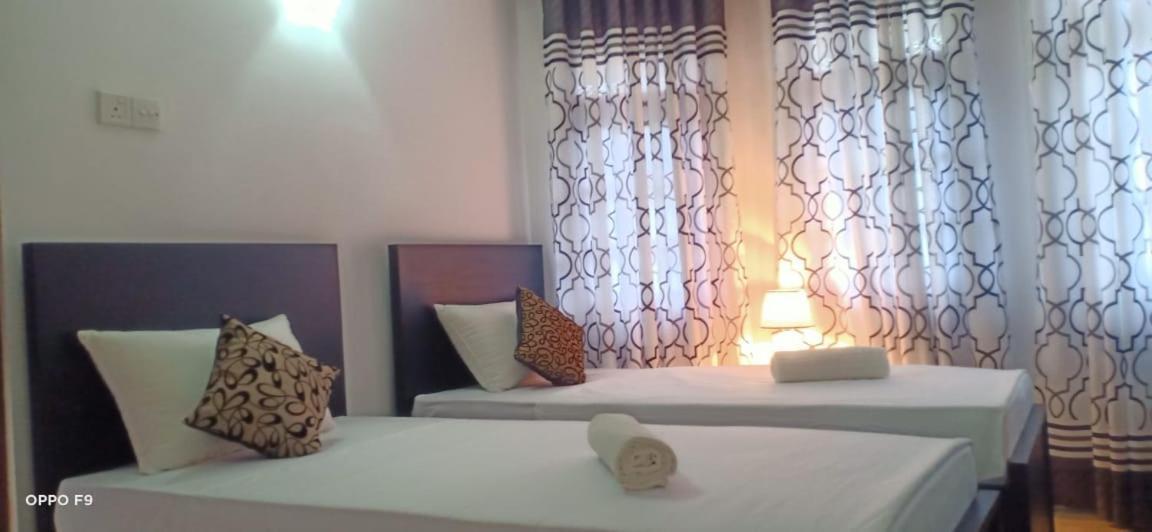 Kavee Transit Hotel Katunayaka Bagian luar foto