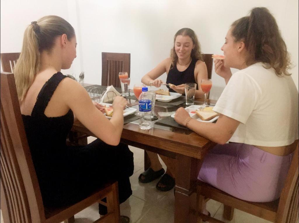 Kavee Transit Hotel Katunayaka Bagian luar foto