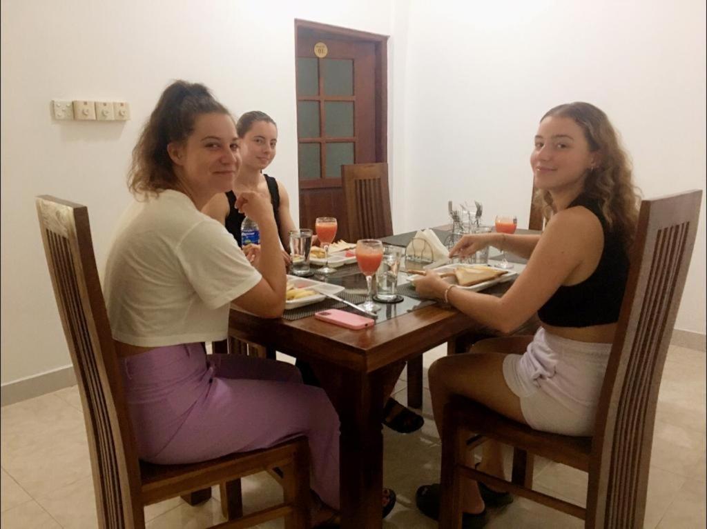Kavee Transit Hotel Katunayaka Bagian luar foto