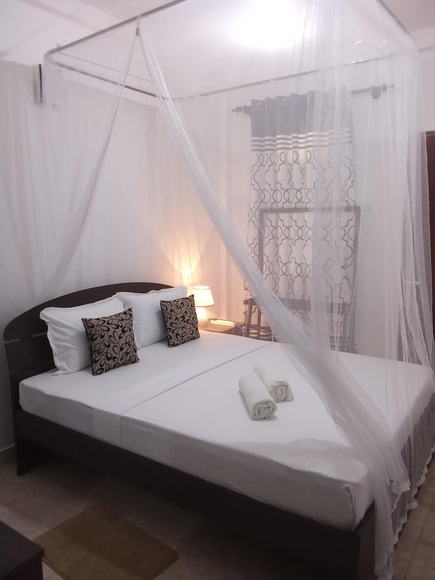 Kavee Transit Hotel Katunayaka Bagian luar foto