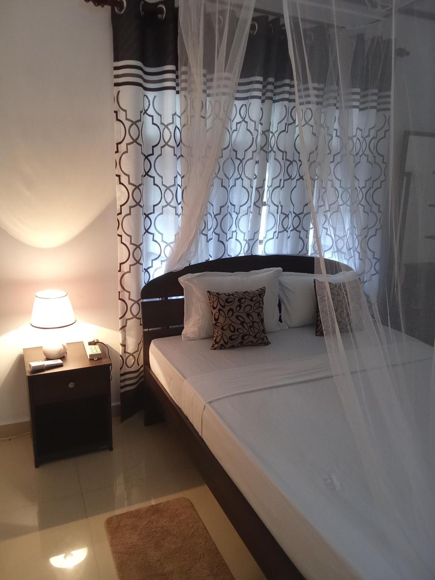 Kavee Transit Hotel Katunayaka Bagian luar foto