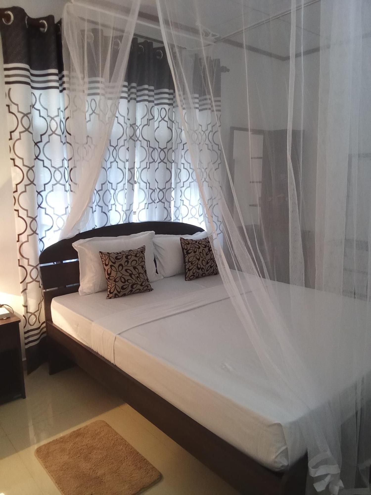 Kavee Transit Hotel Katunayaka Bagian luar foto