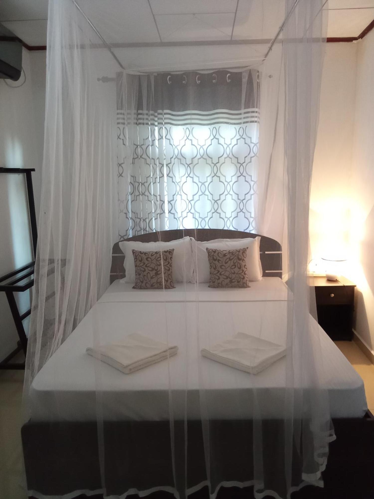 Kavee Transit Hotel Katunayaka Bagian luar foto