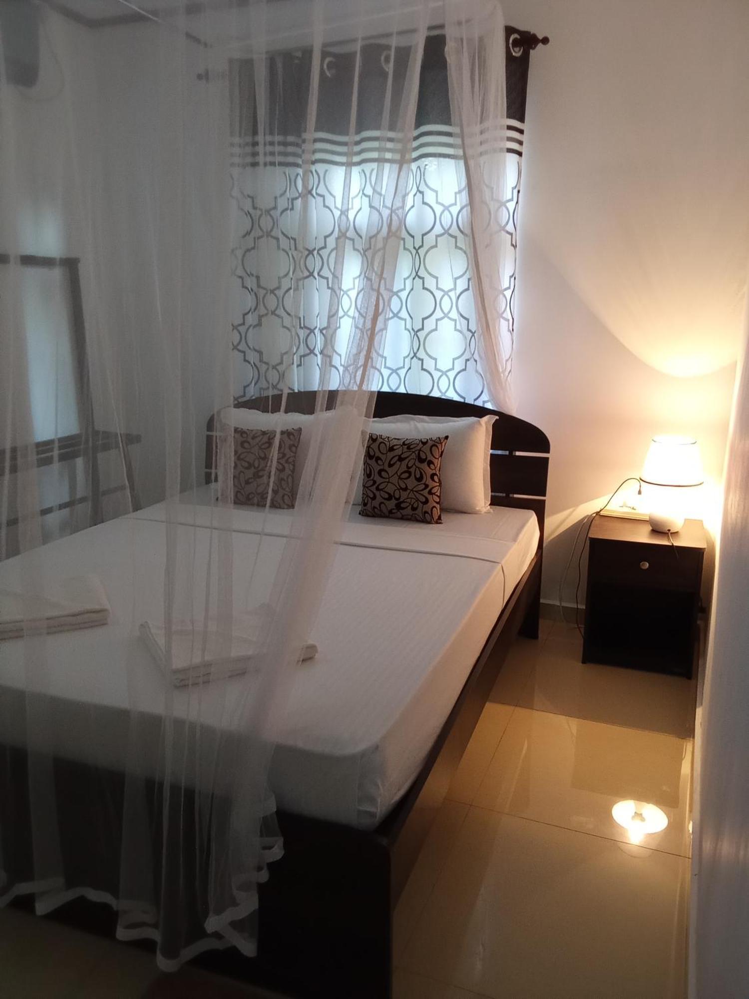 Kavee Transit Hotel Katunayaka Bagian luar foto
