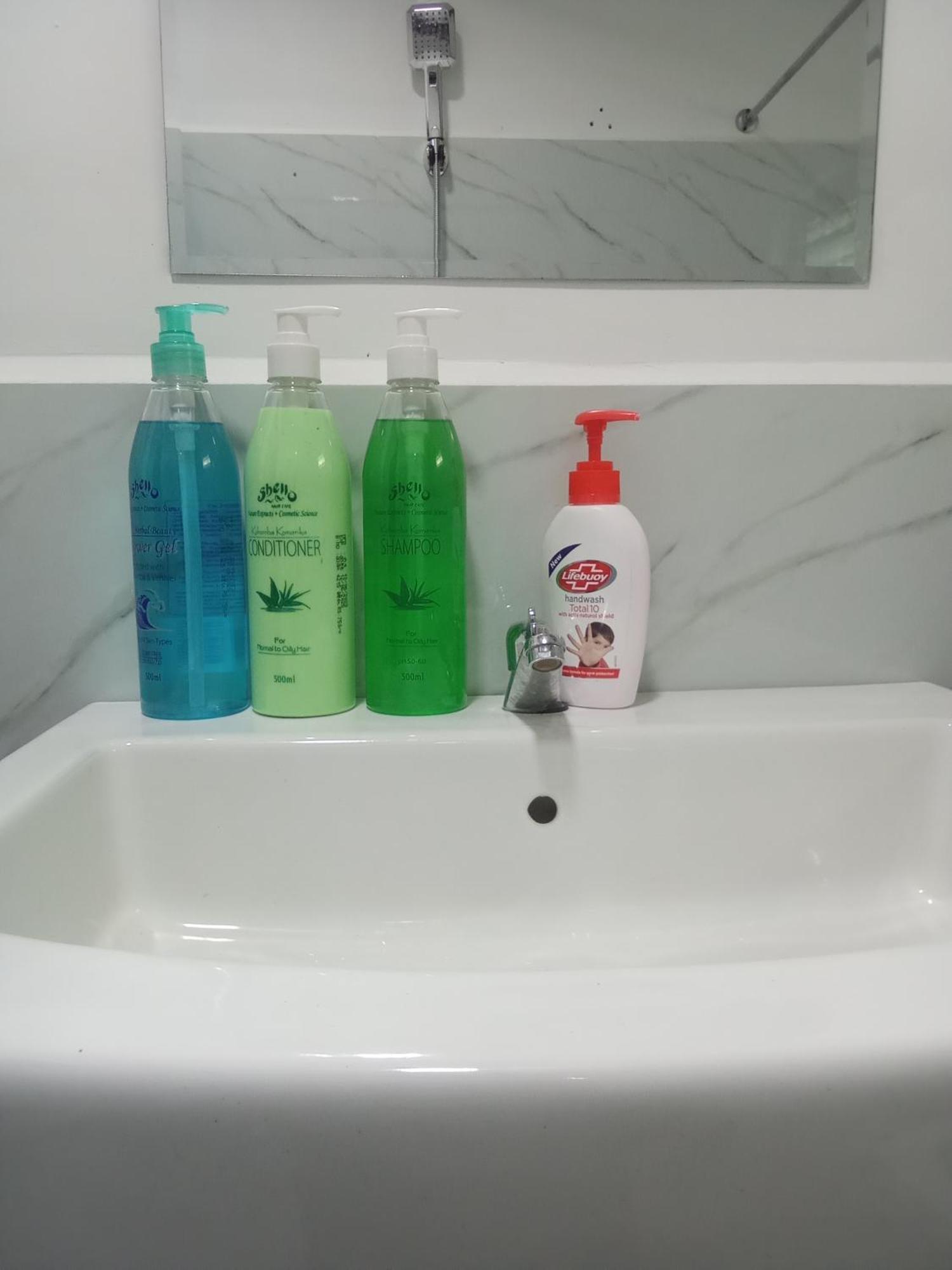 Kavee Transit Hotel Katunayaka Bagian luar foto