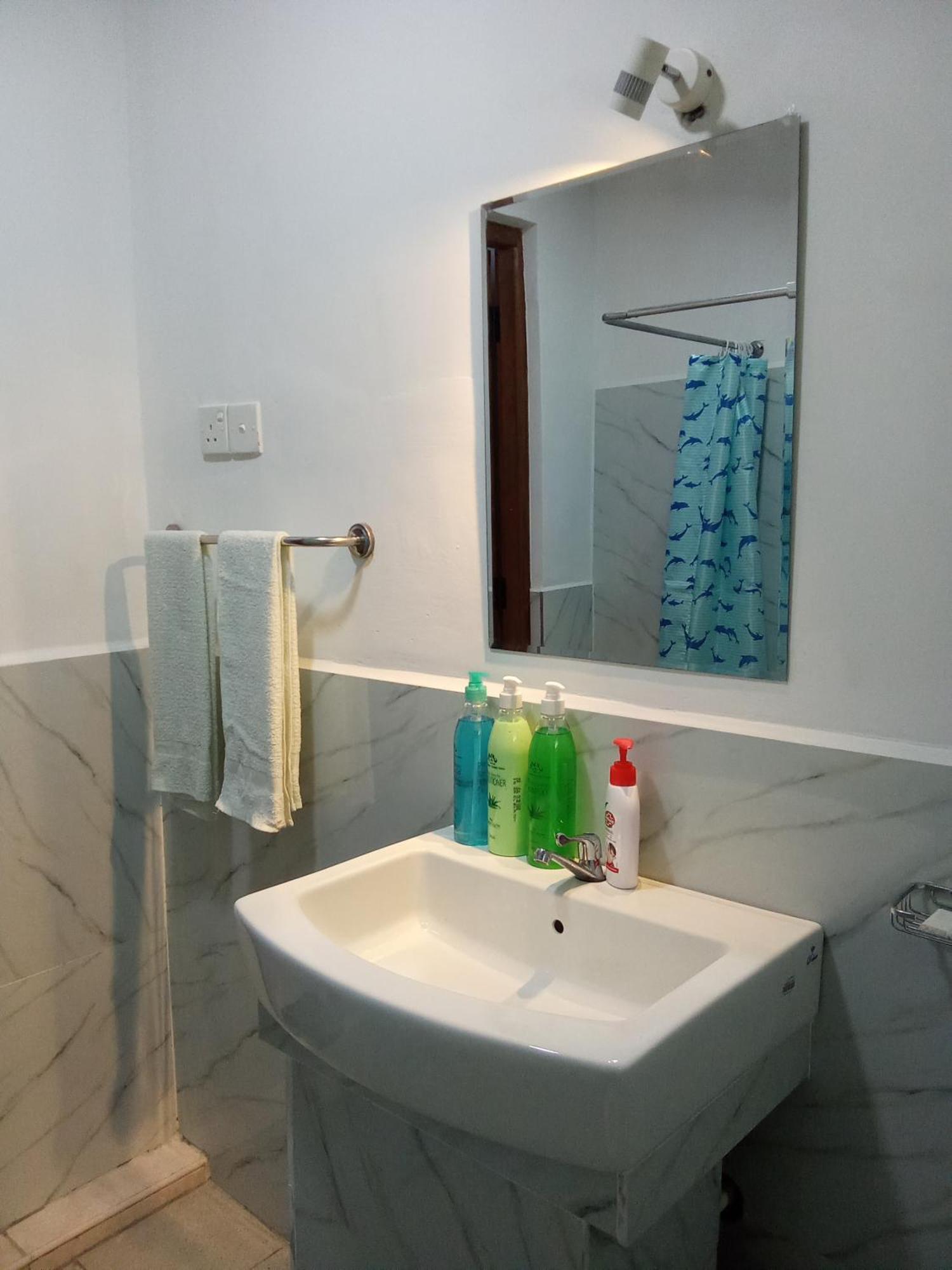 Kavee Transit Hotel Katunayaka Bagian luar foto