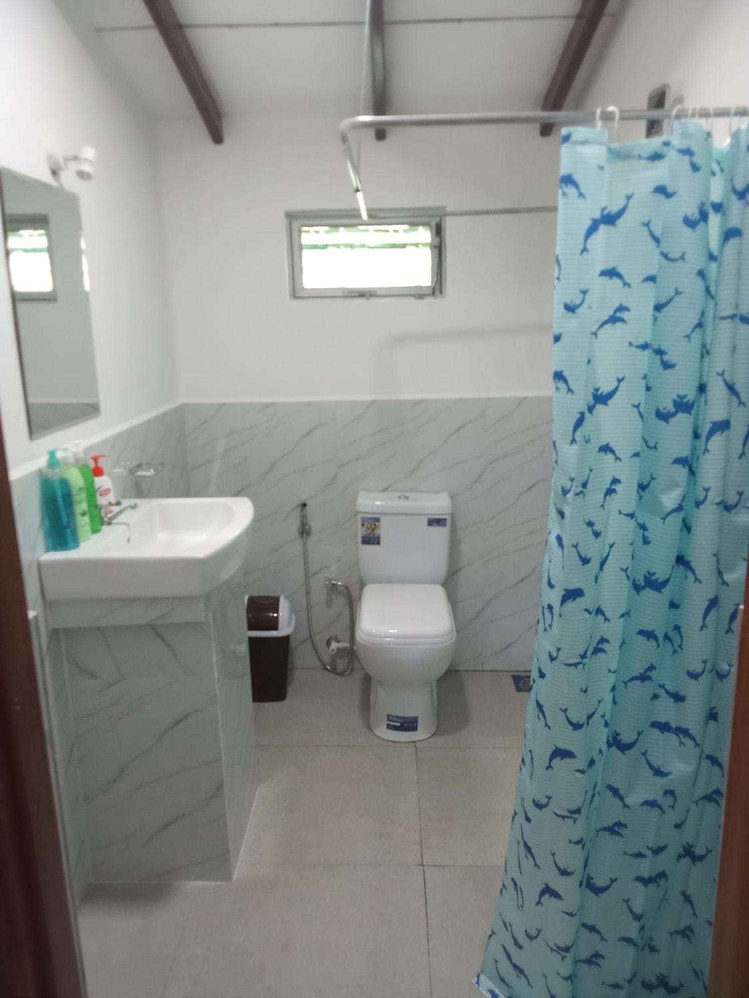 Kavee Transit Hotel Katunayaka Bagian luar foto