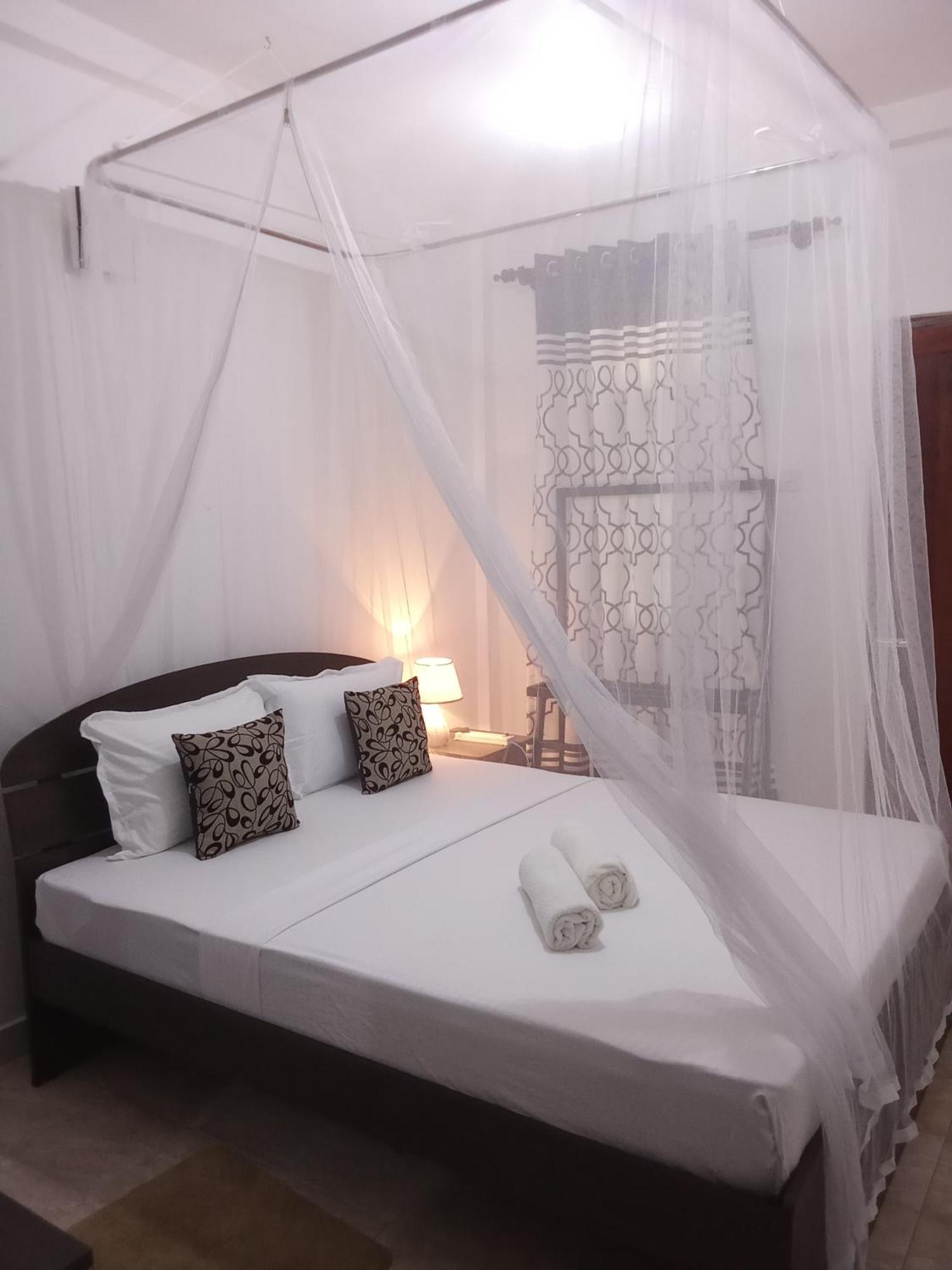 Kavee Transit Hotel Katunayaka Bagian luar foto