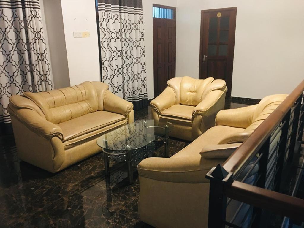 Kavee Transit Hotel Katunayaka Bagian luar foto
