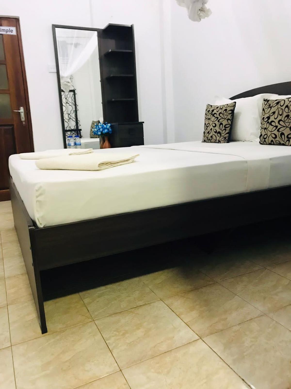 Kavee Transit Hotel Katunayaka Bagian luar foto