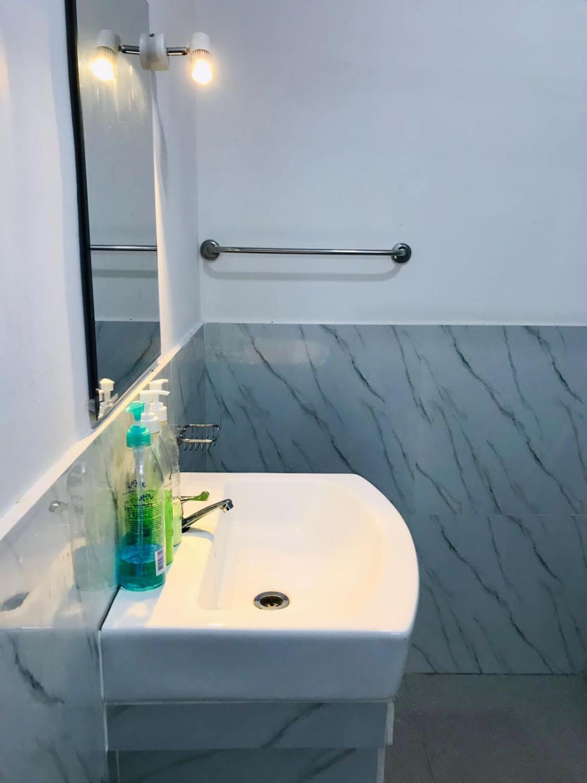 Kavee Transit Hotel Katunayaka Bagian luar foto