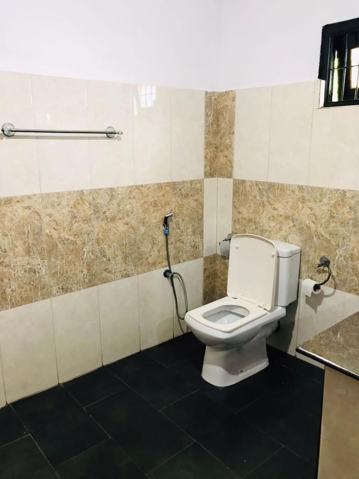 Kavee Transit Hotel Katunayaka Bagian luar foto