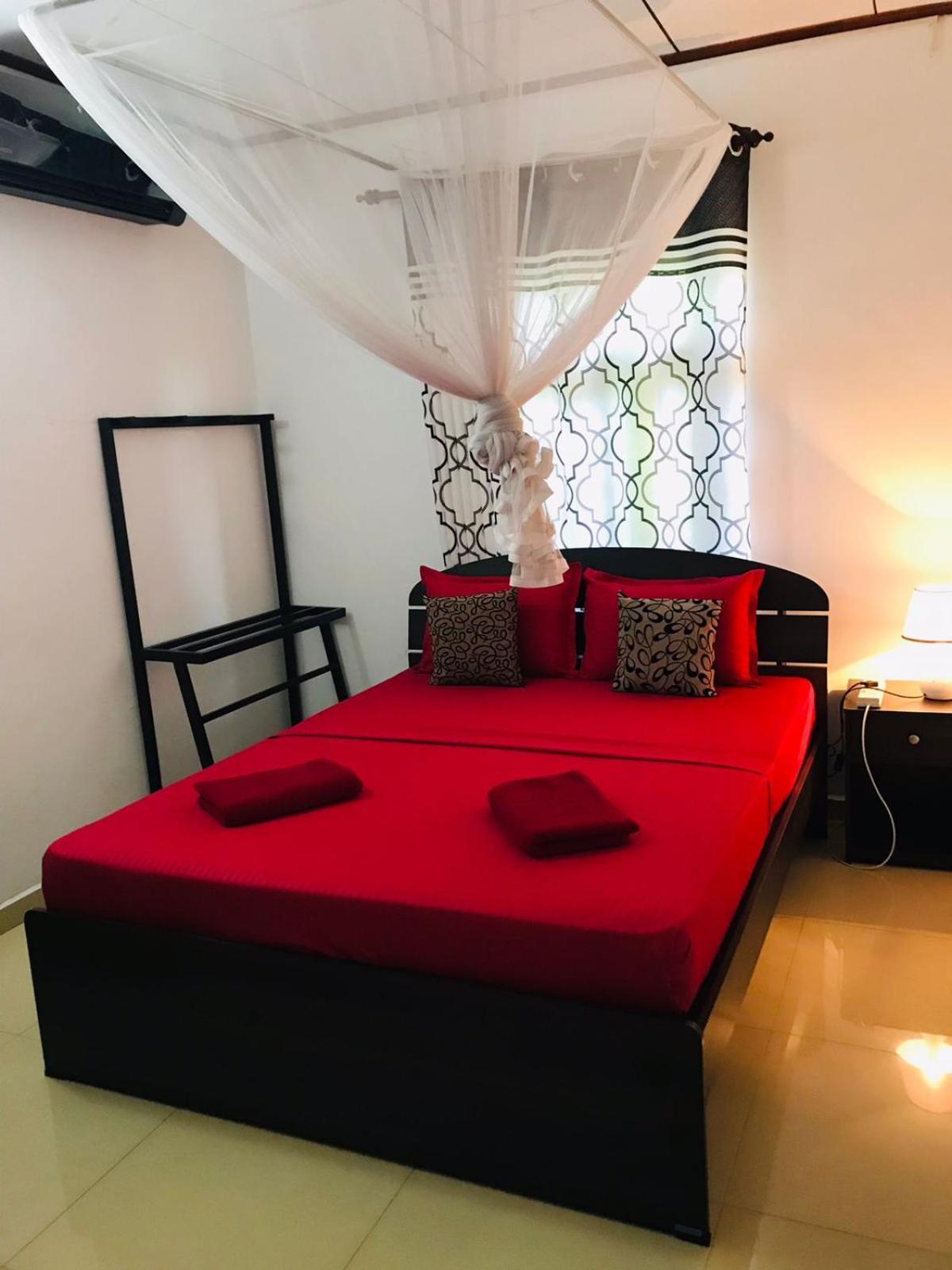 Kavee Transit Hotel Katunayaka Bagian luar foto