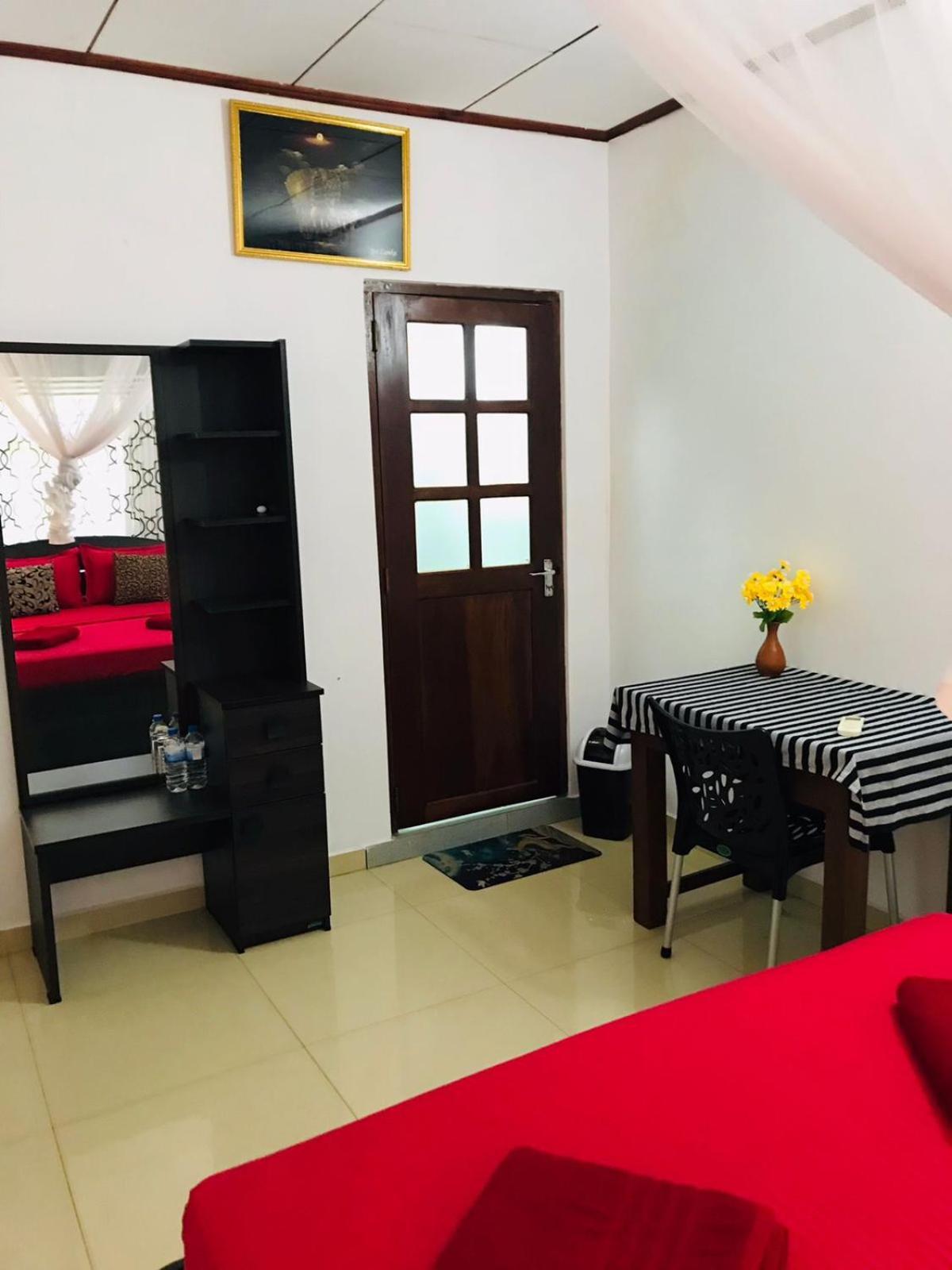 Kavee Transit Hotel Katunayaka Bagian luar foto
