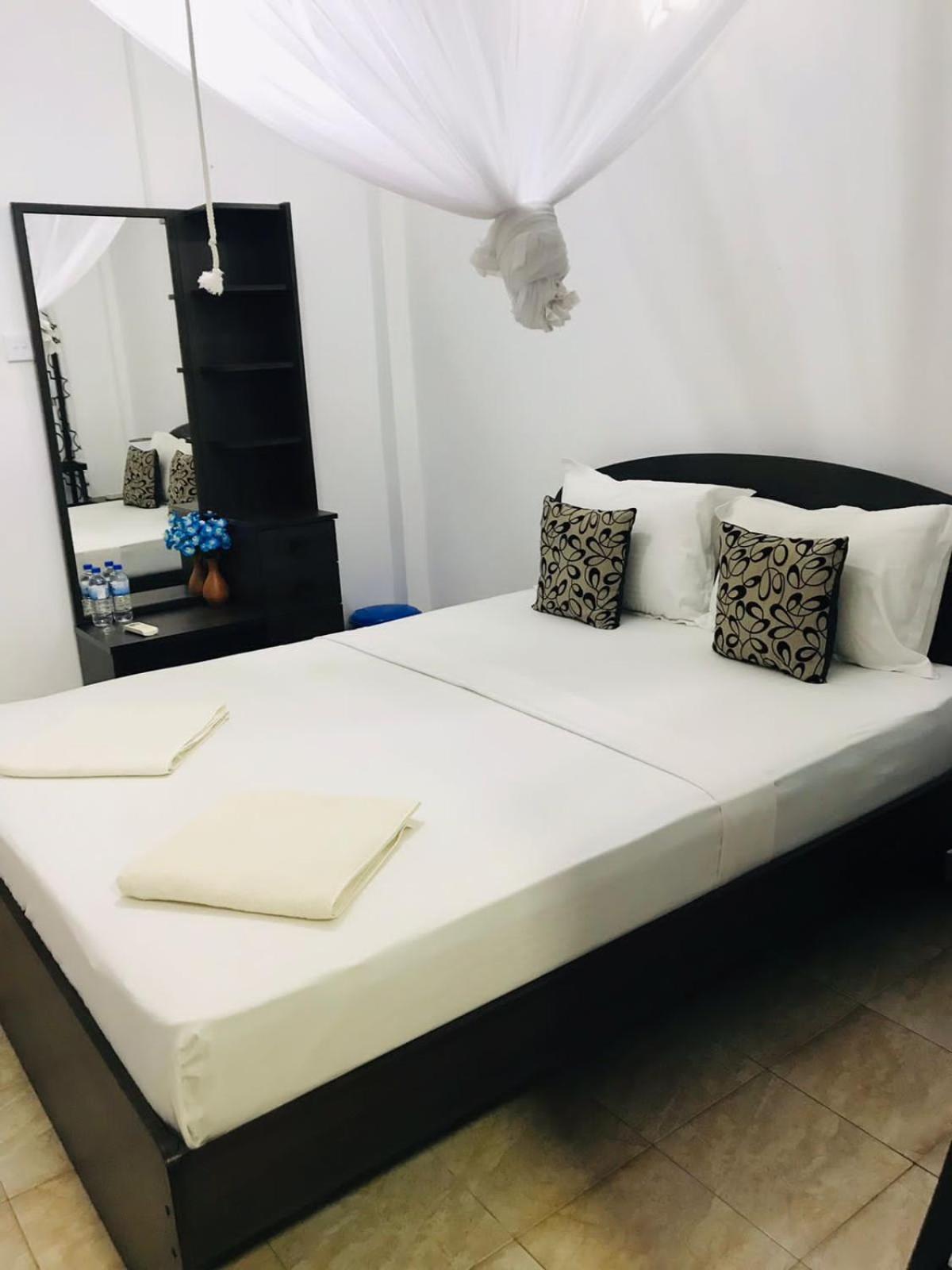 Kavee Transit Hotel Katunayaka Bagian luar foto