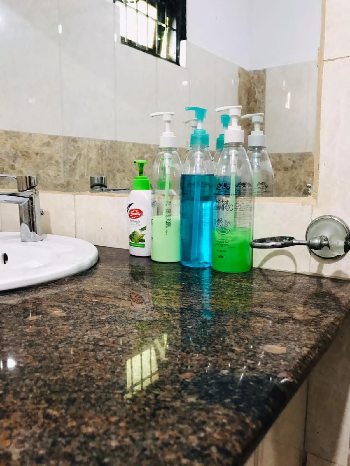 Kavee Transit Hotel Katunayaka Bagian luar foto