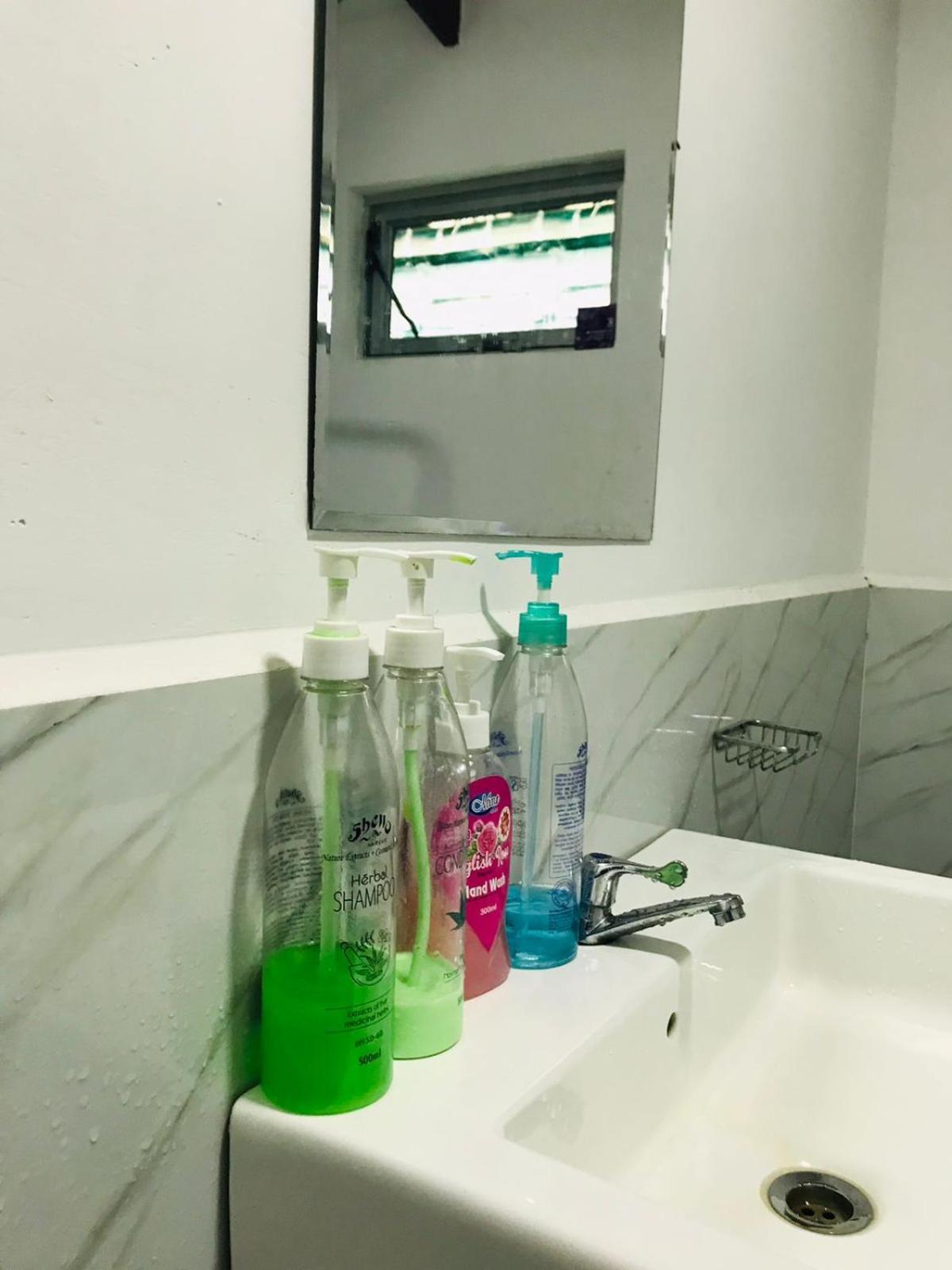 Kavee Transit Hotel Katunayaka Bagian luar foto