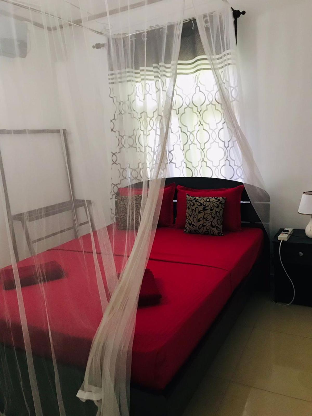 Kavee Transit Hotel Katunayaka Bagian luar foto