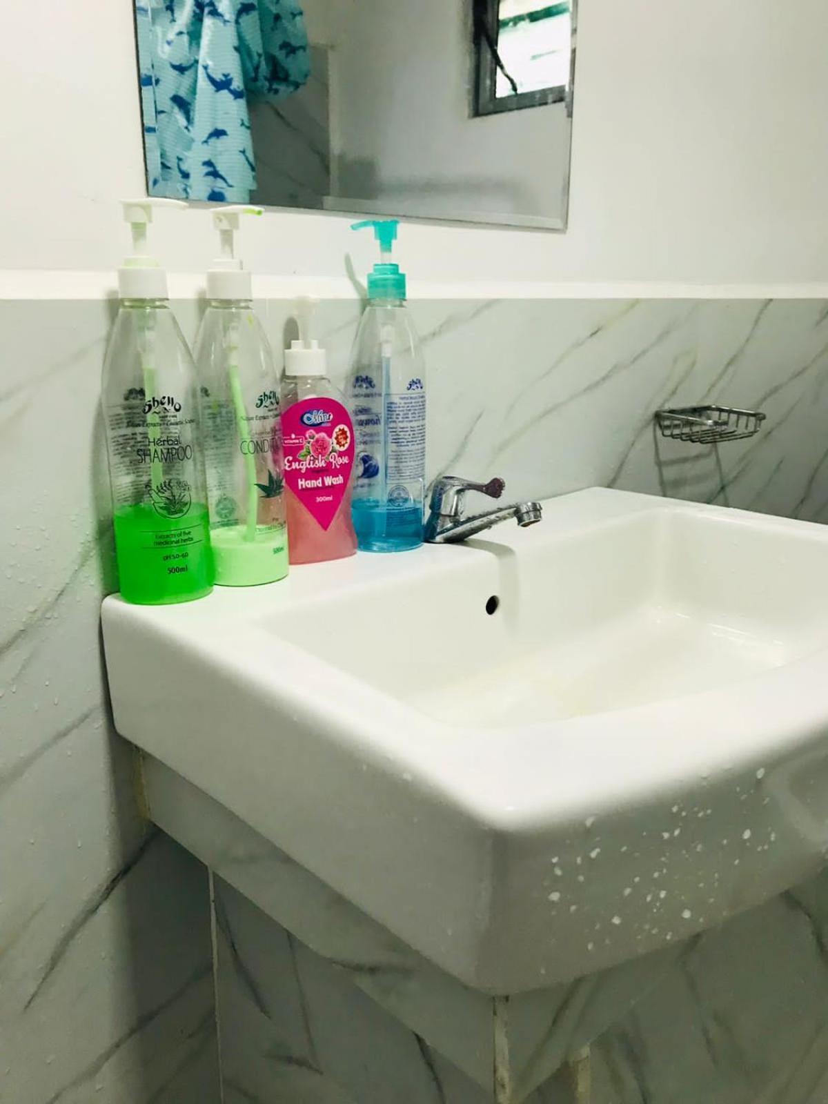 Kavee Transit Hotel Katunayaka Bagian luar foto