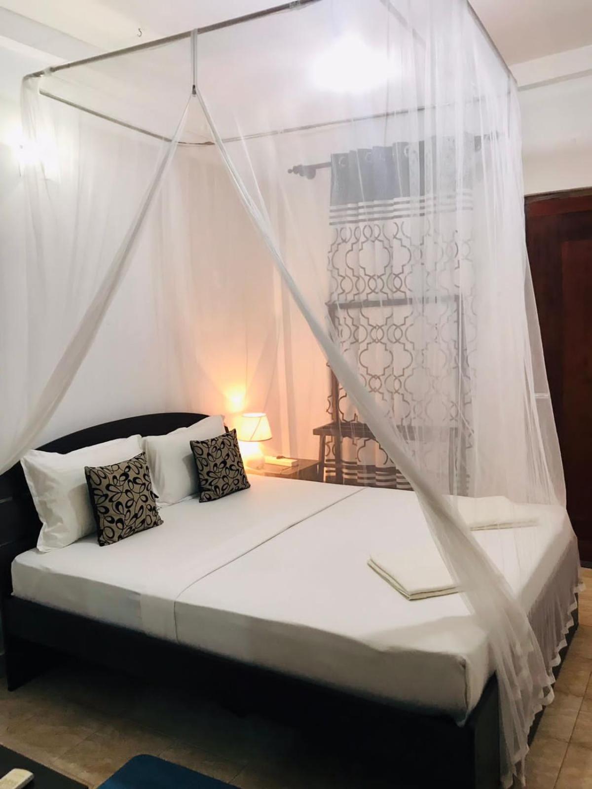 Kavee Transit Hotel Katunayaka Bagian luar foto